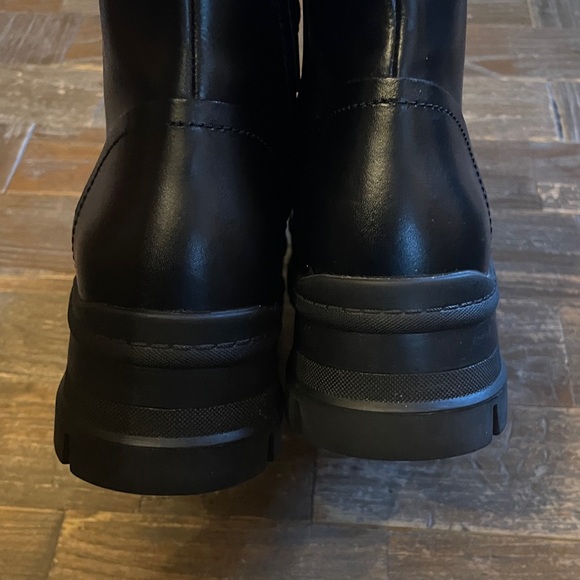 Ugg Sidnee Boots🖤 - Picture 10 of 15